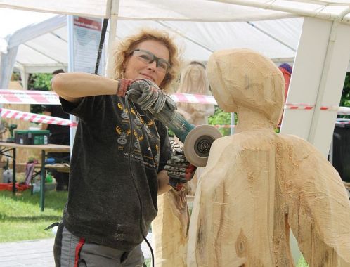 Nejvíc žen vyřezávajících dřevěné sochy motorovou pilou