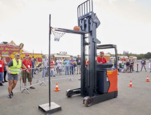 Nejrychleji vhozený míč do basketbalového koše vysokozdvižným vozíkem
