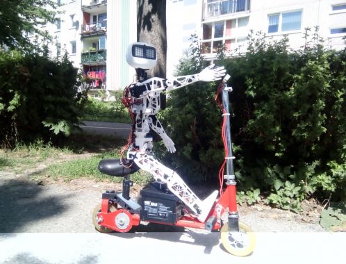 První humanoidní robot cestující stopem